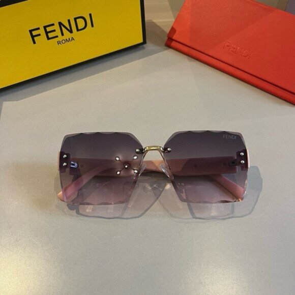 FENDI FF Logo Oversize Sunglasses - Picture 8 of 9